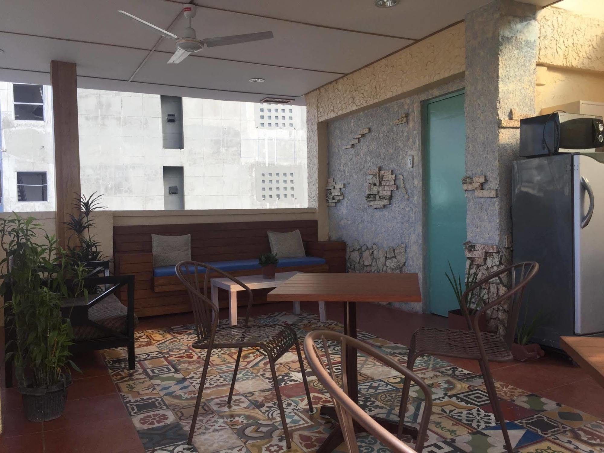 1 River Central Hostel Makati City Zewnętrze zdjęcie